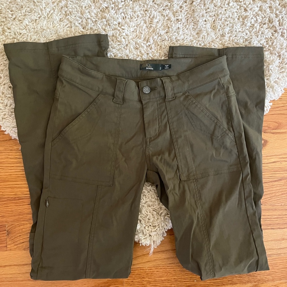 Prana olive outdoor pants sz 2 women’s with lots of snap and zipper pockets